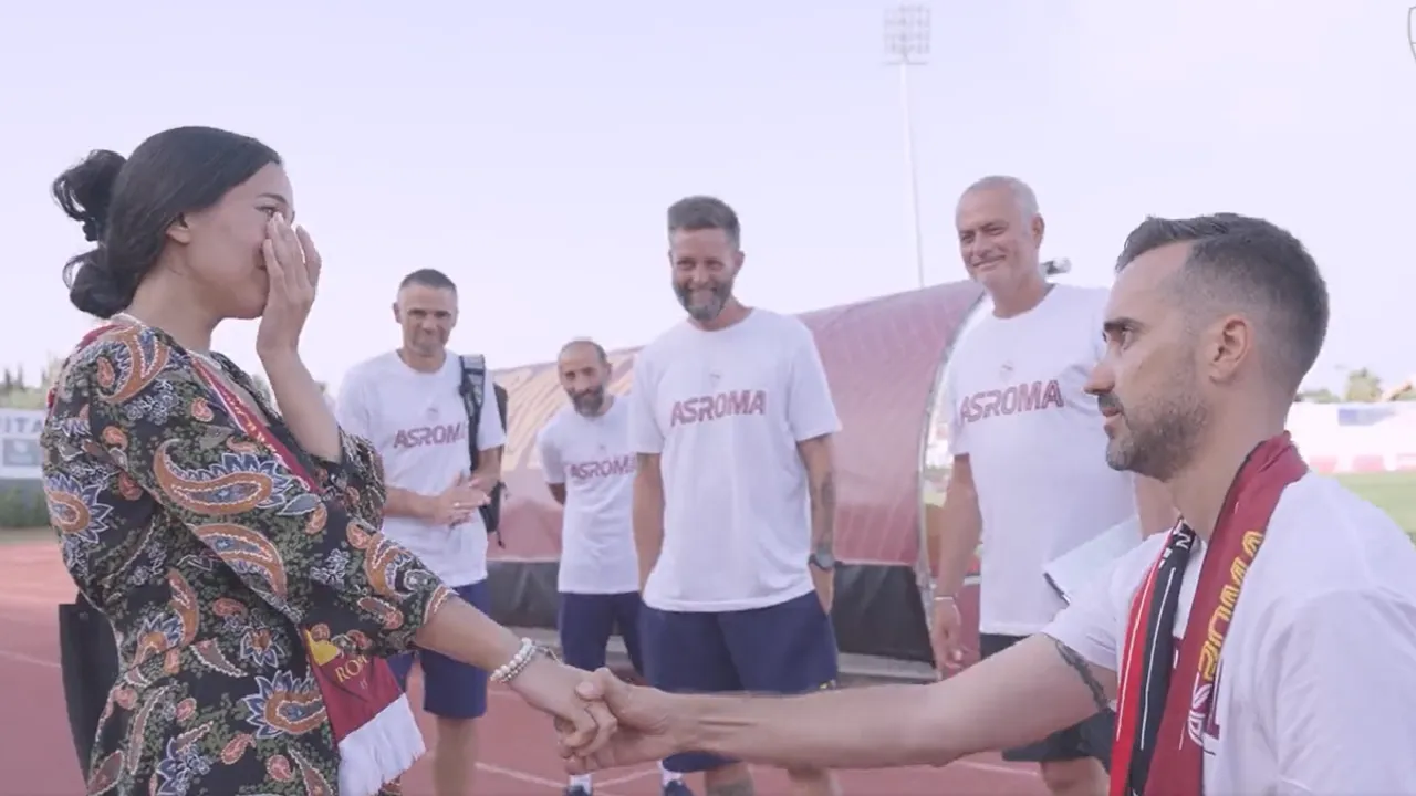  A Roma fan proposed to his girlfriend in front of Jose Mourinho. Photograph:(X) 
