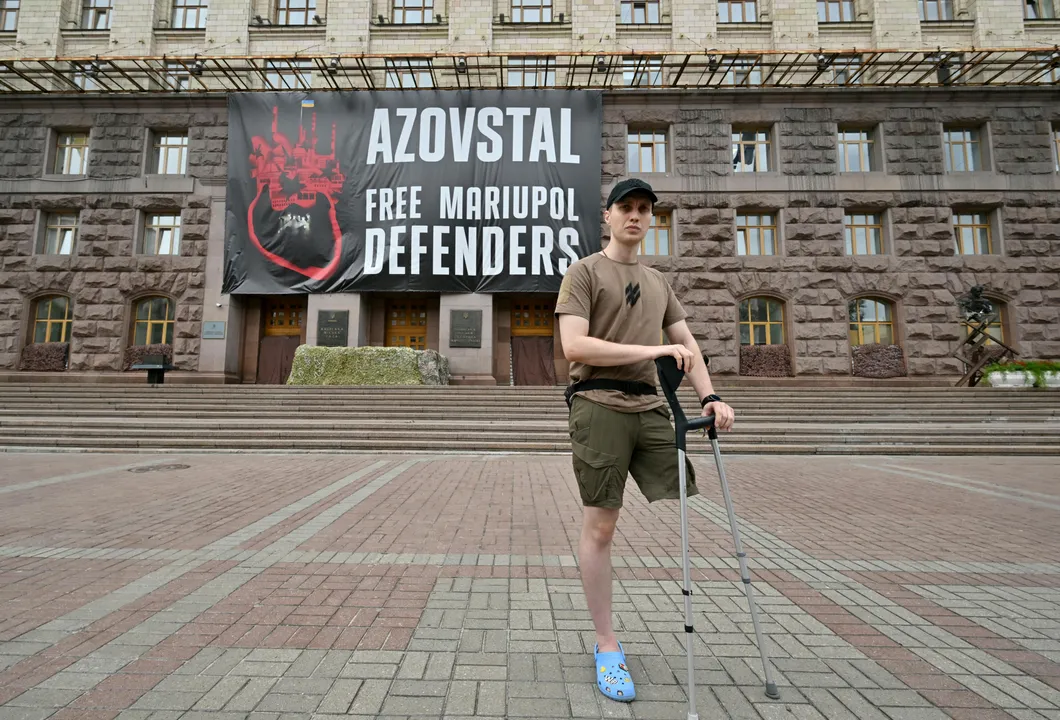  Ukrainian Vladyslav Zhaivoronok poses on a street in Kyiv Photograph:(AFP) 