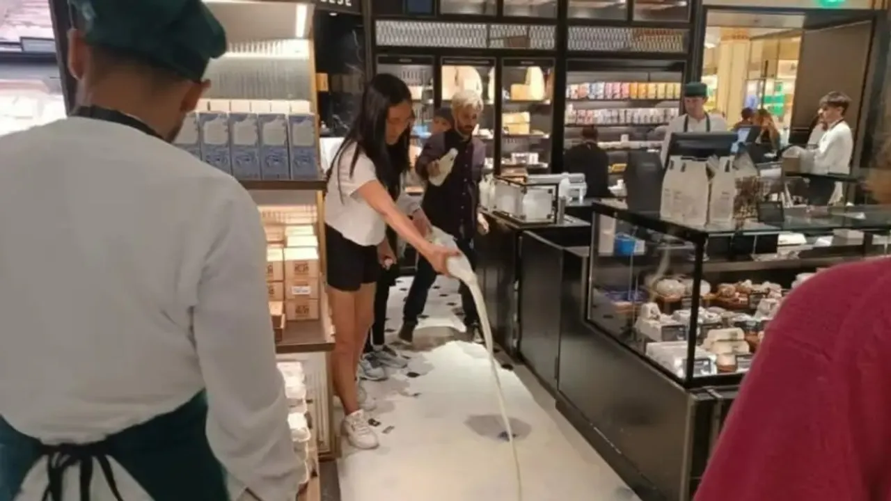  Harrods milk protest Photograph:(X) 