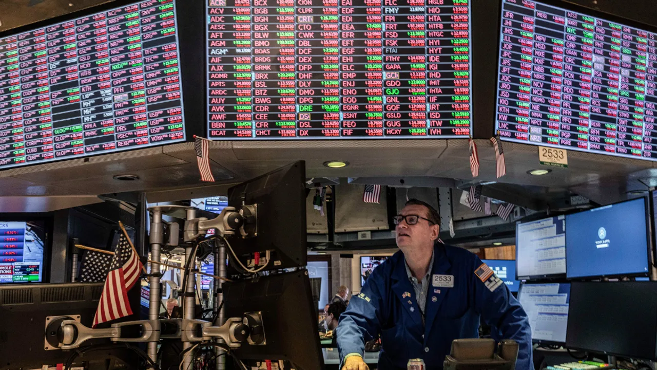  Wall Street Photograph:(New York Times) 