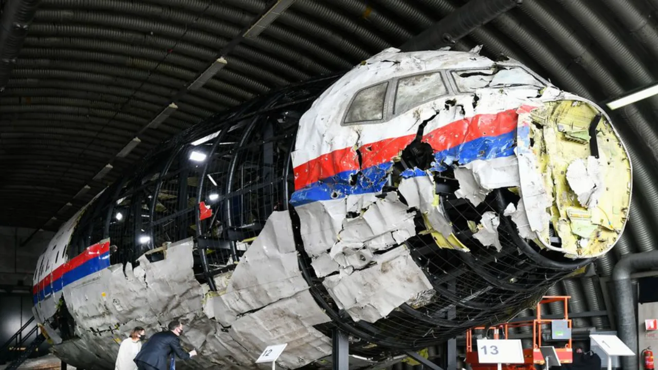  MH17 wreckage Photograph:(Reuters) 