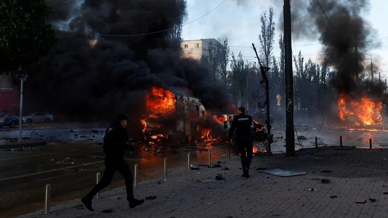  Cars are on fire after missile explosion in Kyiv Photograph:(Reuters) 