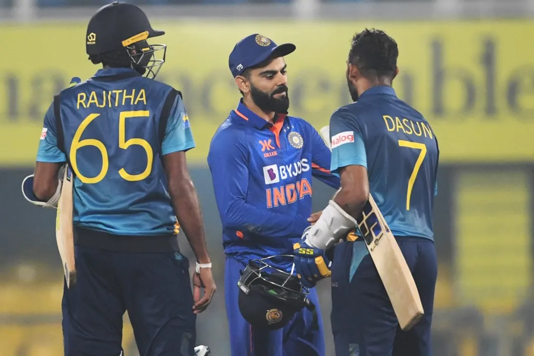  Virat Kohli (C) congratulates Sri Lanka's captain Dasun Shanaka (R) for his century Photograph:(AFP) 