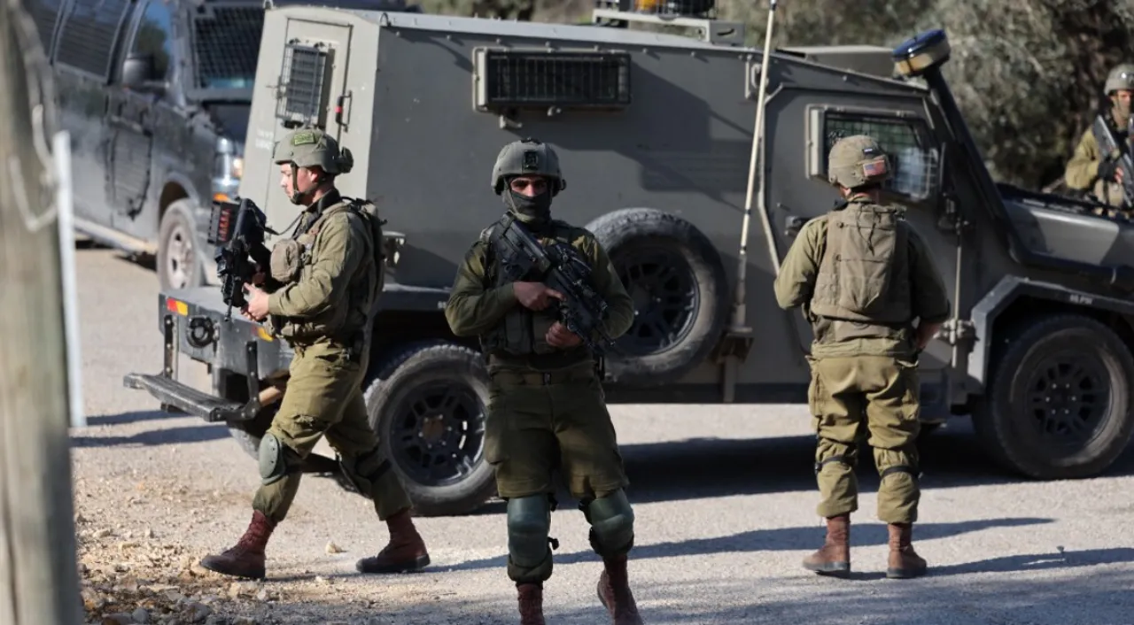  Israeli security forces close-off the area after stabbing attack in West Bank. Photograph:(AFP) 