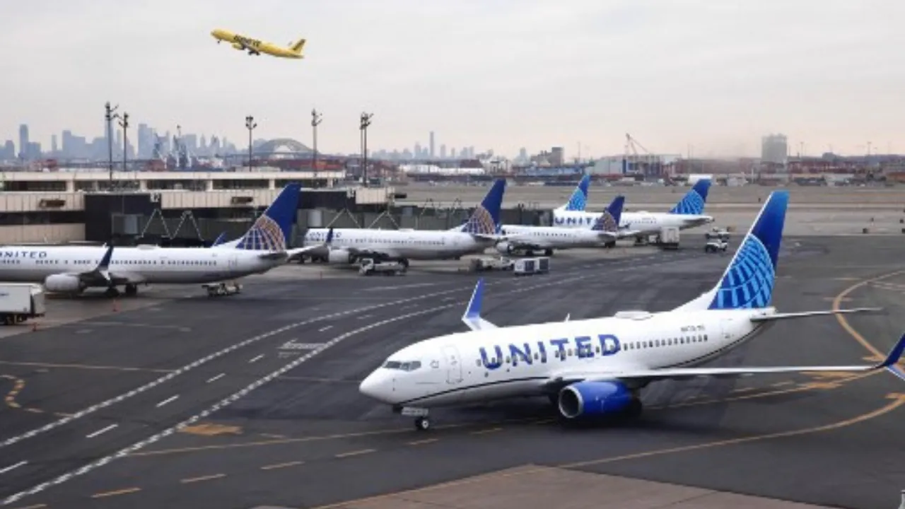  United Airlines flight plunges Photograph:(AFP) 