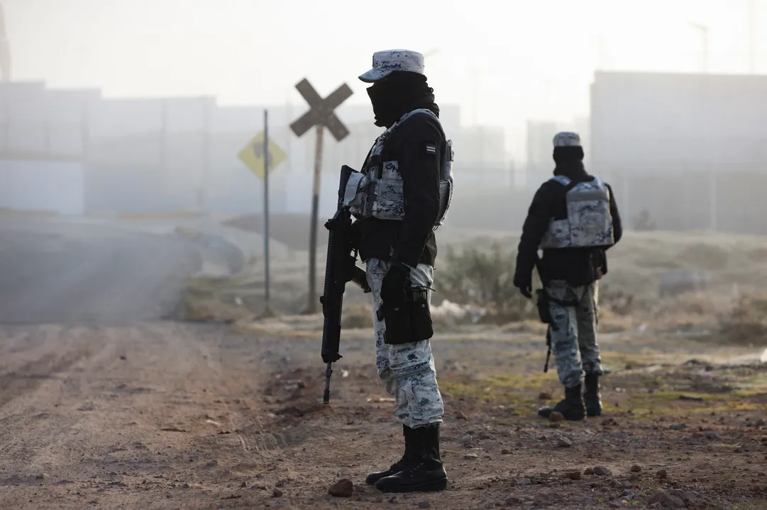  Members of the National Guard stand outside the Altiplano high security prison where Mexican drug gang leader Ovidio Guzmán is imprisoned. (File) Photograph:(Reuters) 