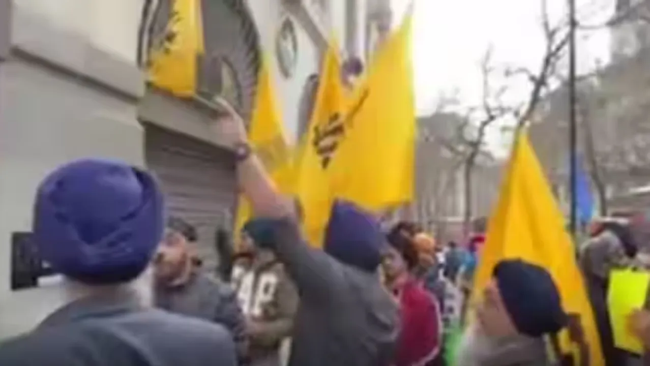  One arrested after Khalistani extremists vandalise Indian High Commission in UK  Photograph:(X) 