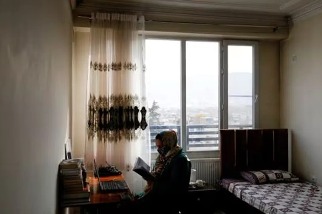 Afghan girls struggle with poor internet Photograph:(Reuters) 