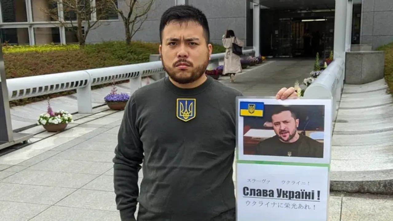  Amiki Yomiuri dressed as Zelensky  Photograph:(Agencies) 
