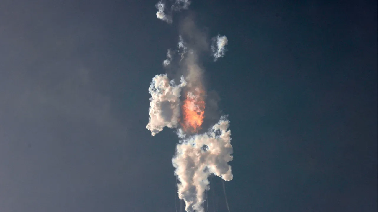  Starship explodes Photograph:(Reuters) 