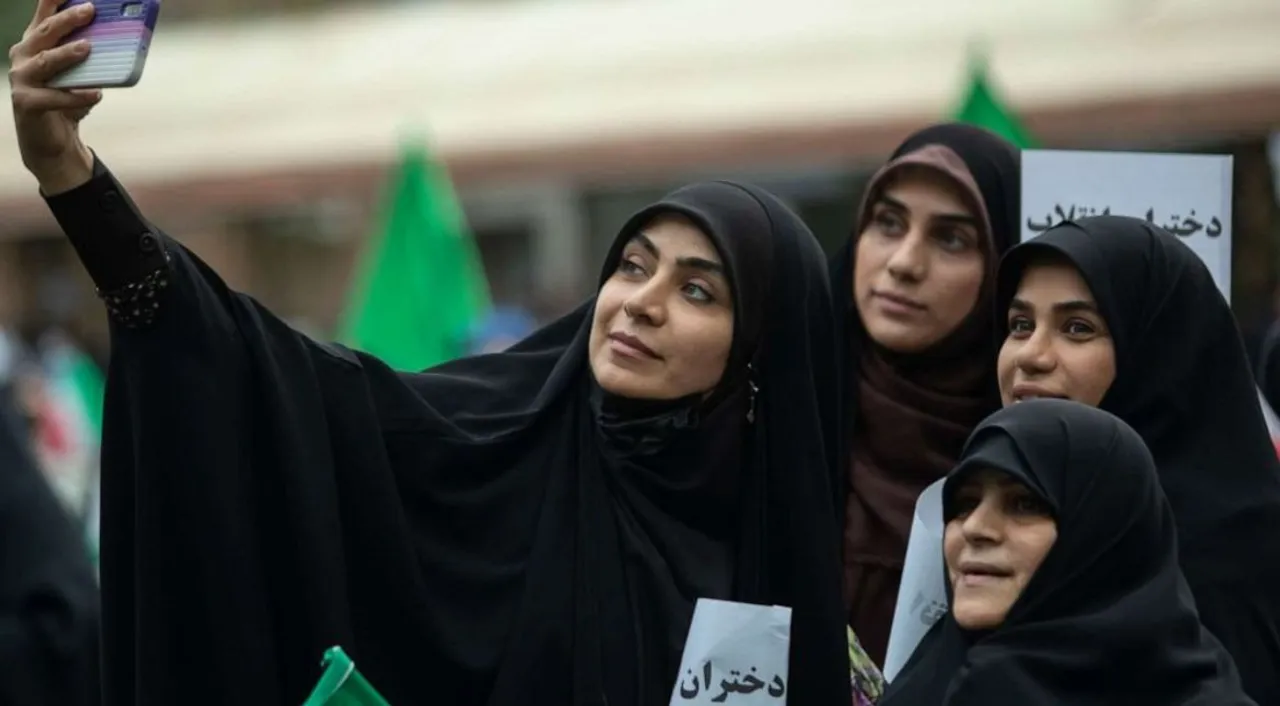  Iranian women in hijab spotted taking a selfie Photograph:(X) 
