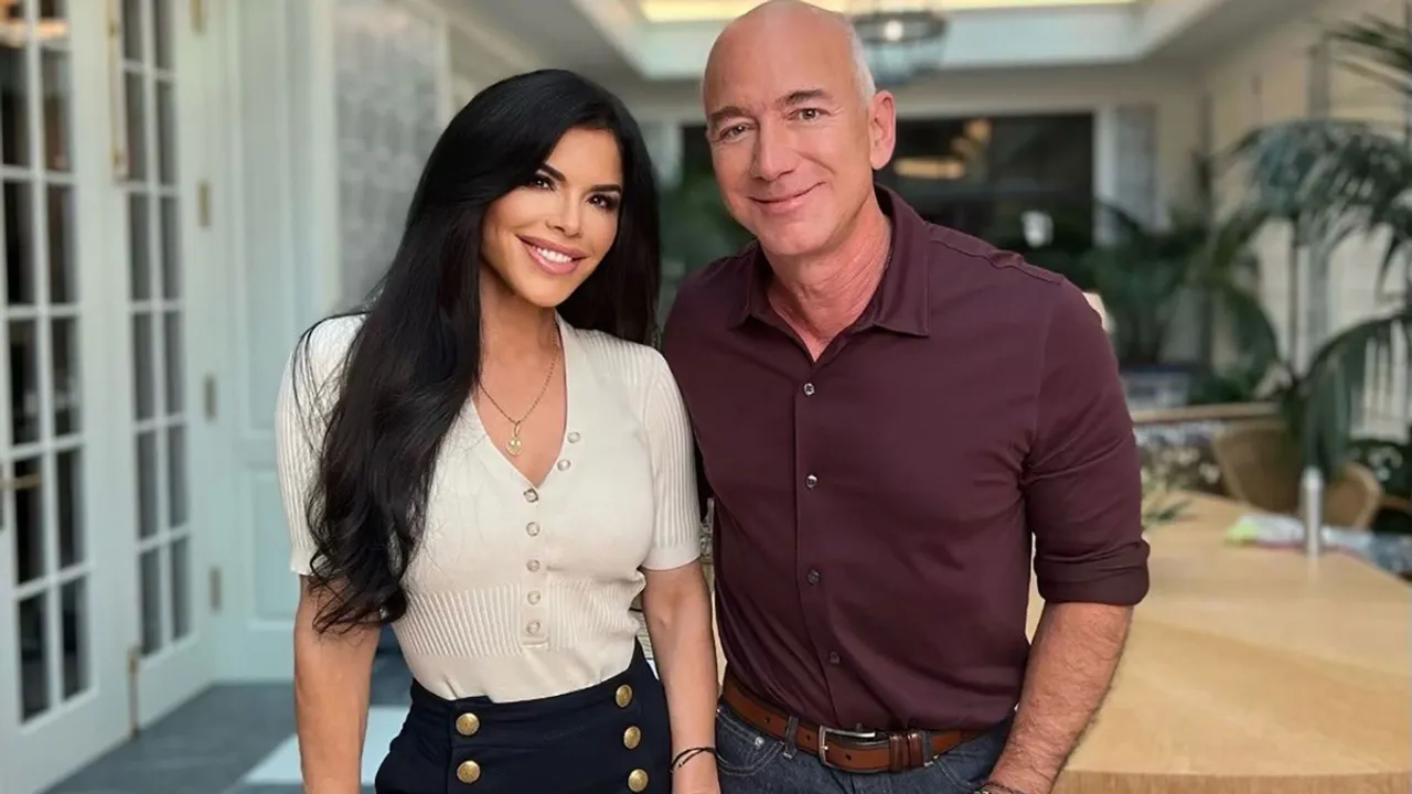  Jeff Bezos-Lauren Sanchez engaged Photograph:(X) 