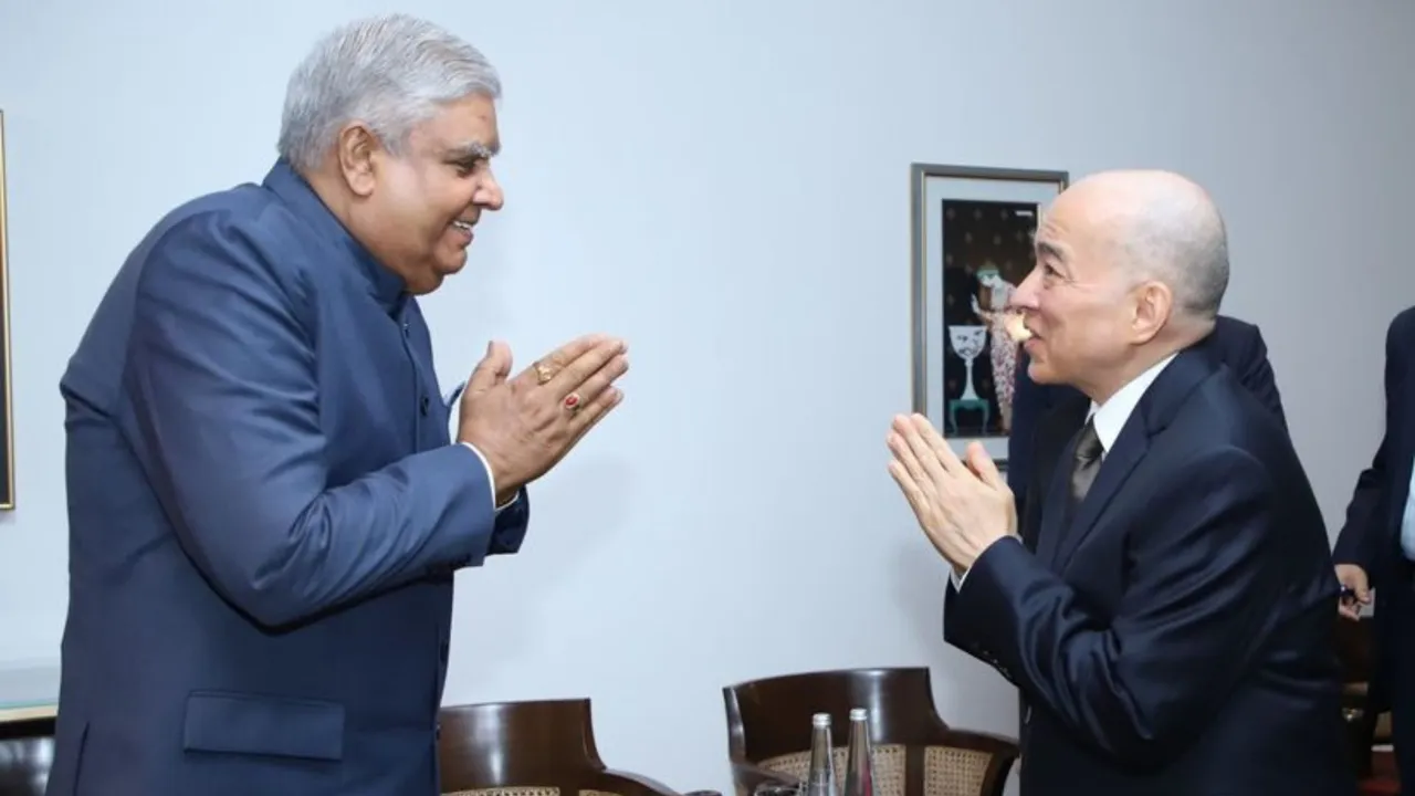  Indian VP and Cambodian king greet each other Photograph:(X) 