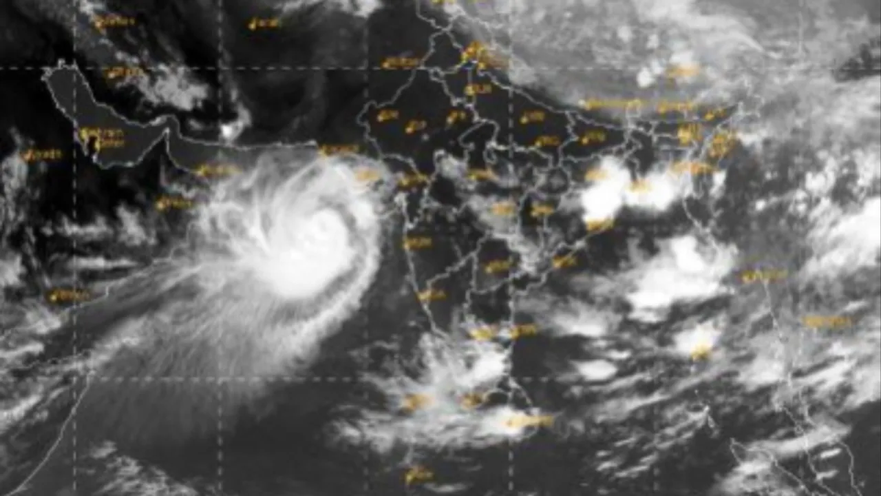  Cyclone Biparjoy Photograph:(Others) 