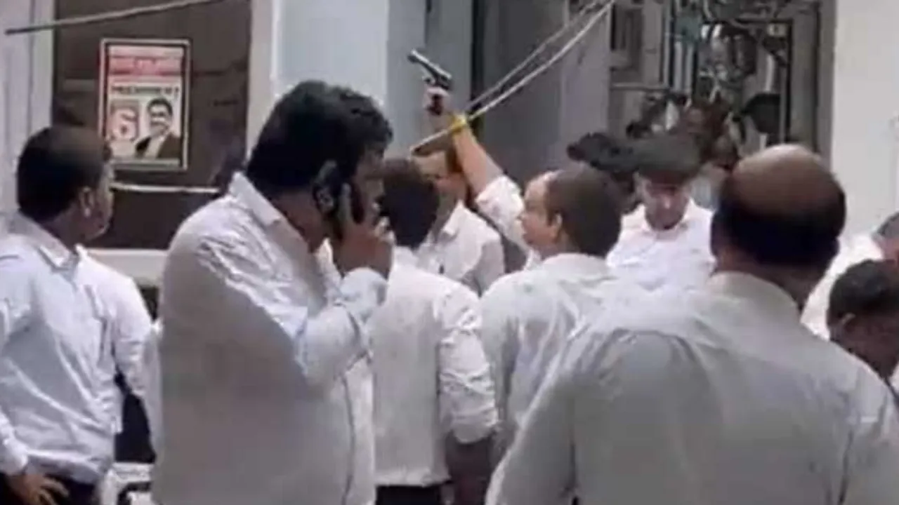  Firing incident at Delhi's Tis Hazari court Photograph:(X) 