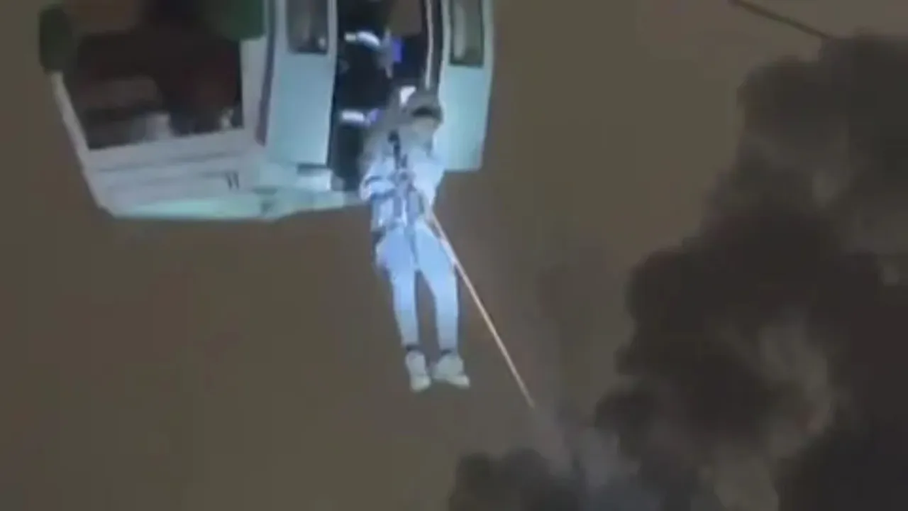  Dozens of individuals trapped in one of the world's highest cable cars in Ecuador Photograph:(X) 