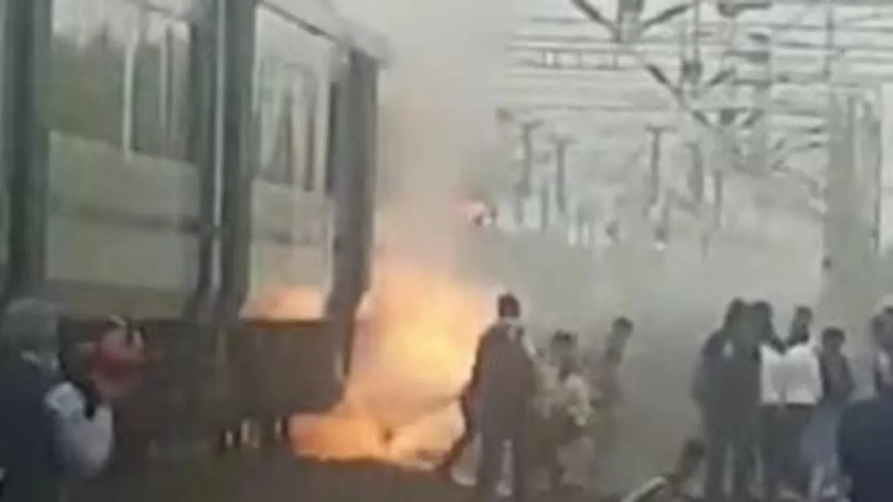  Fire in Vande Bharat Express Photograph:(X) 