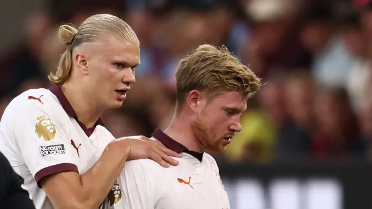  Kevin de Bruyne injured in Manchester City's PL season opener against Burnley  Photograph:(AFP) 