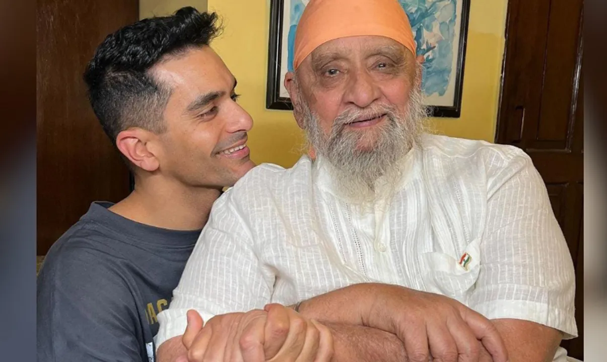  Angad Bedi with father Bishan Singh Bedi  Photograph:(X) 