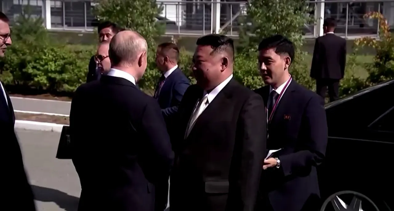  Putin greets Kim Jong-un Photograph:(Agencies) 