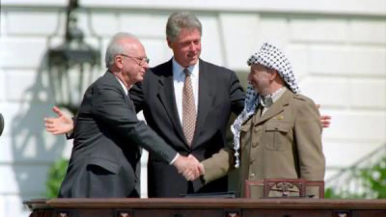  Former US president Bill Clinton, Yitzhak Rabin, and Yasir Arafat at the signing ceremony for the Oslo Accord, September 13, 1993 (Credits: William J. Clinton Presidential Library) Photograph:(Others) 