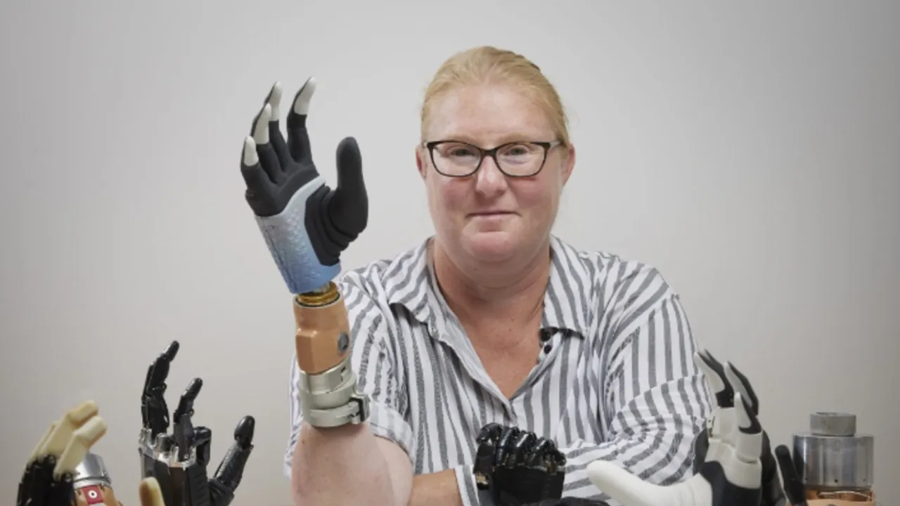  Bionic hand Photograph:(Others) 
