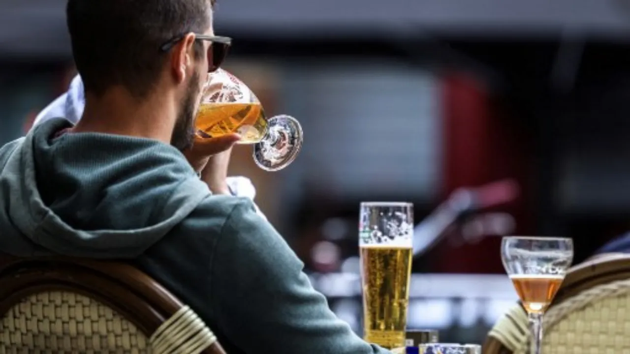  Drinking alcohol Photograph:(Others) 