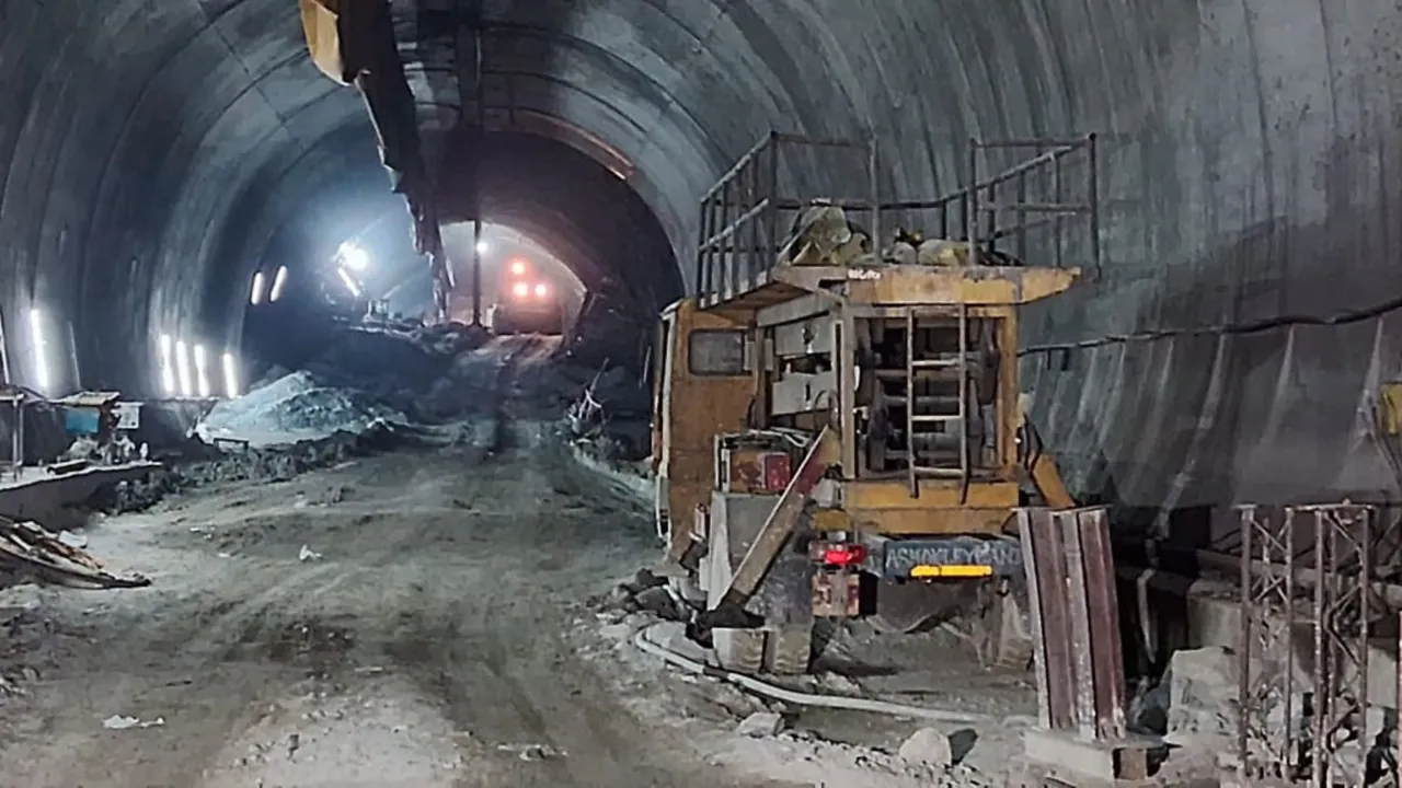  Visuals from inside Uttarakhand tunnel  Photograph:(ANI) 