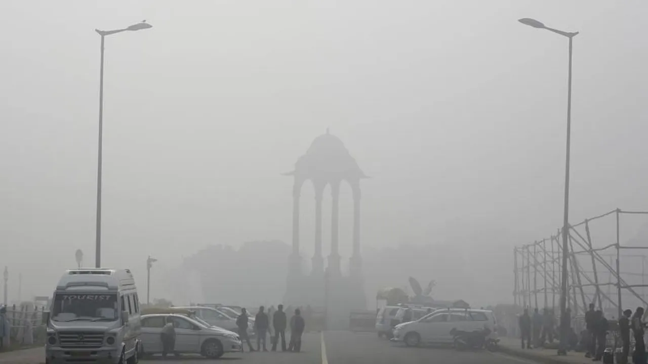  Vendors selling drinks stand beside vehicles near the India Gate war memorial on a smoggy day in New Delhi Photograph:(Reuters) 
