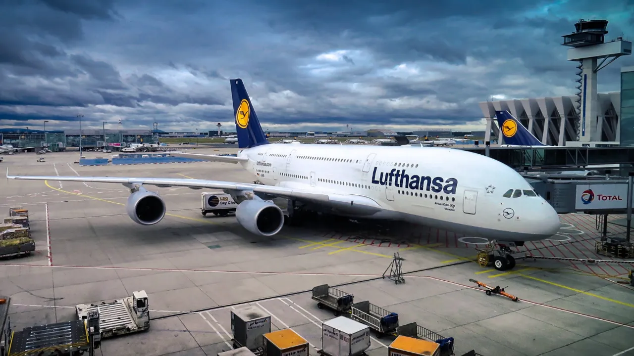  Lufthansa flight Photograph:(Others) 