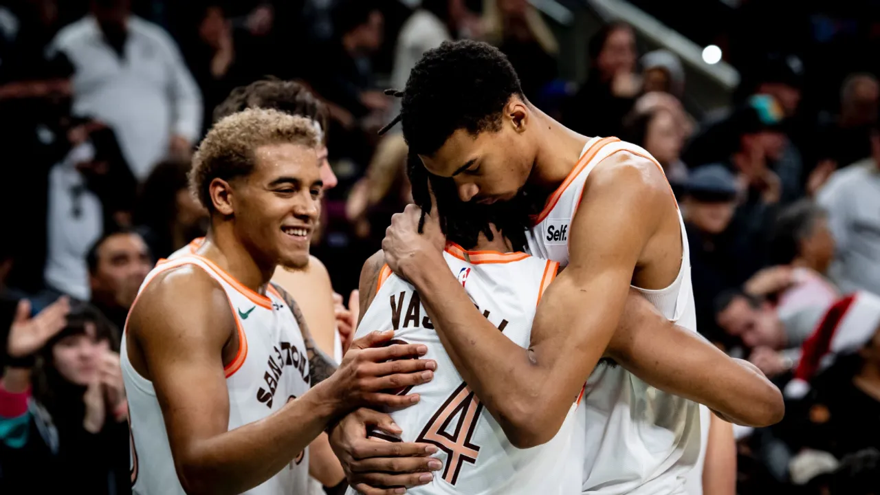  Victor Wembanyama (right) hugs teammates after the game. (Source: @spurs) Photograph:(X) 