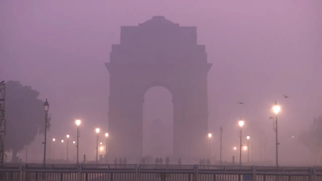 Dense flog envelops India's national capital. Photograph:(ANI) 