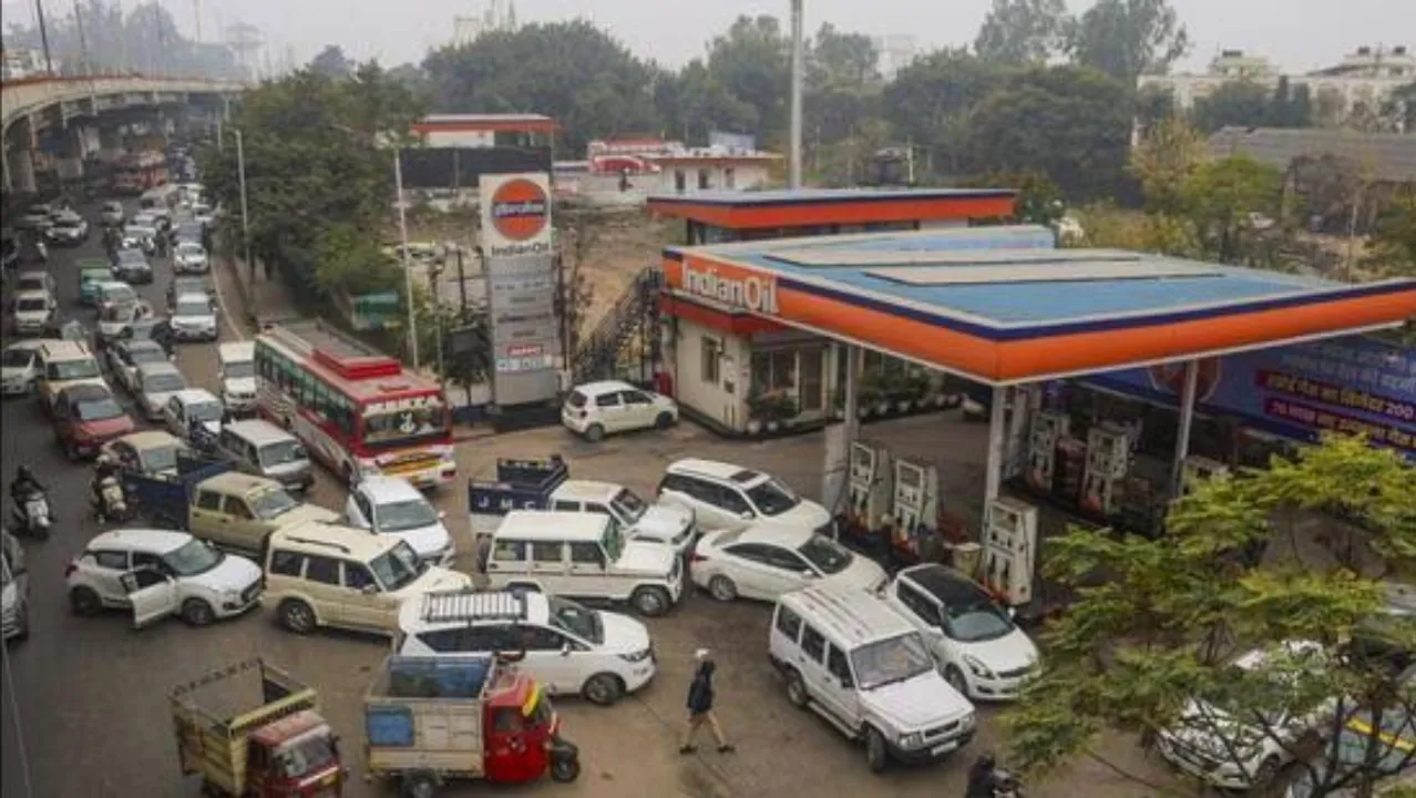  Queue outside petrol pump Photograph:(X) 