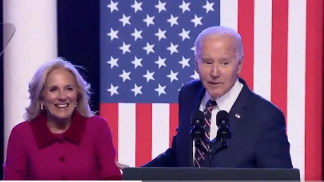  Jill Biden reaches out to Joe Biden as soon as the speech ends. Photograph:(Others) 