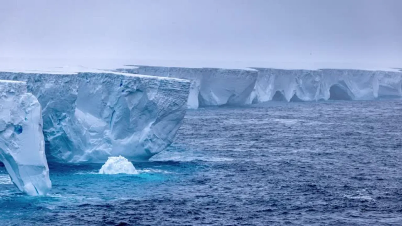  A23a: World's largest iceberg Photograph:(Reuters) 