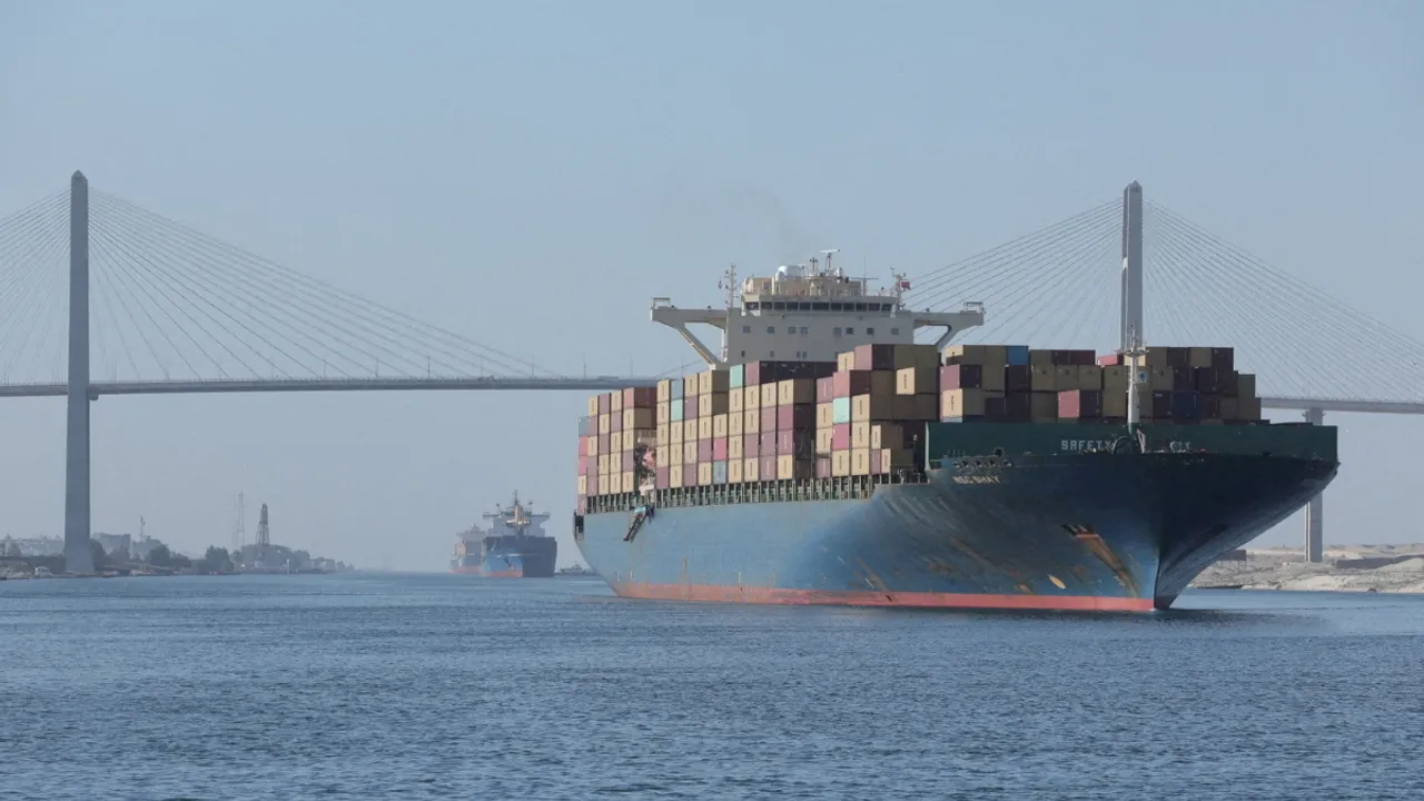 Suez Canal Bridge Photograph:(Reuters) 