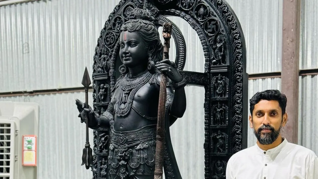  Sculptor Arun Yogiraj poses with Ram Lalla's idol. Photograph:(Others) 