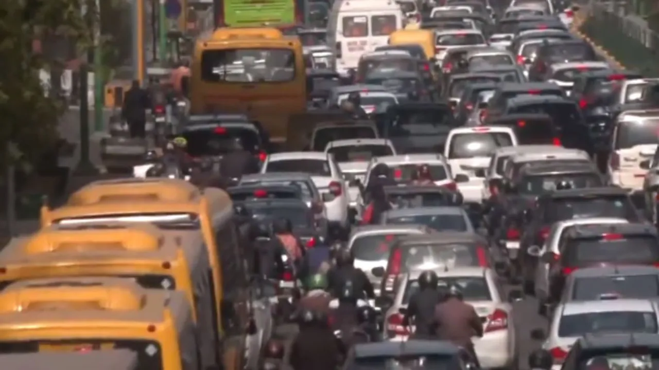  Delhi-Noida border witnesses massive traffic jams as farmers call for protest Photograph:(ANI) 