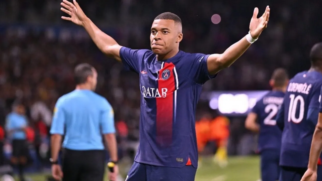  Kylian Mbappe Transfer: PSG boss Luis Enrique comments on star striker's treatment, says 'it's so boring' Photograph:(X) 