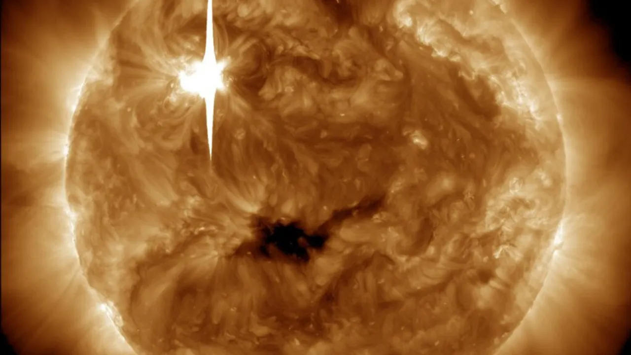  Strong solar flare erupts from Sun. Photograph:(Others) 