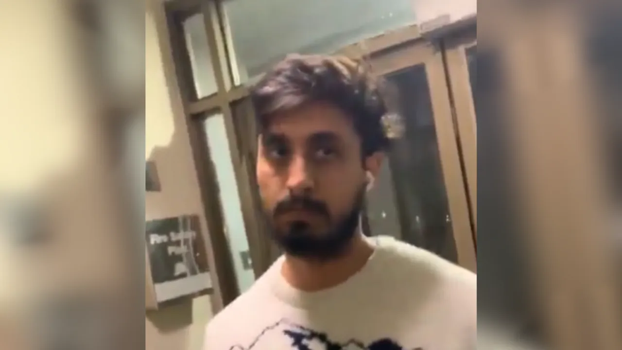  Snapshot of the video in which South Asian man is facing racial abuse. Photograph:(Others) 