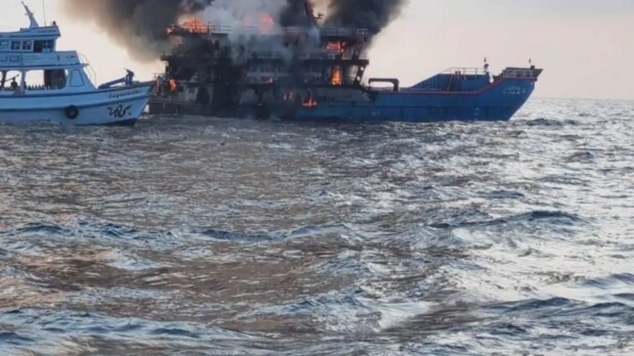   Thailand: Ferry passengers jump into sea to save their life from fire on board  Photograph:(X) 