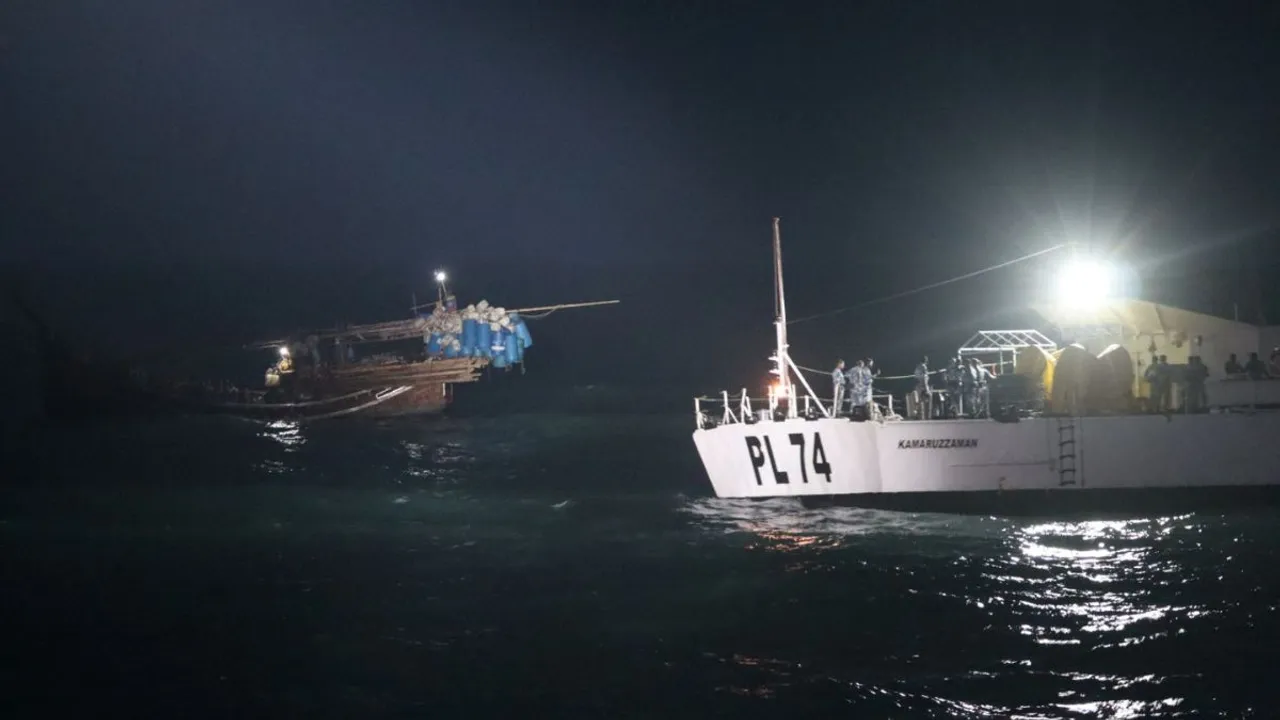  Indian Coast Guard rescues 27 Bangladeshi fishermen during patrol Photograph:(X) 
