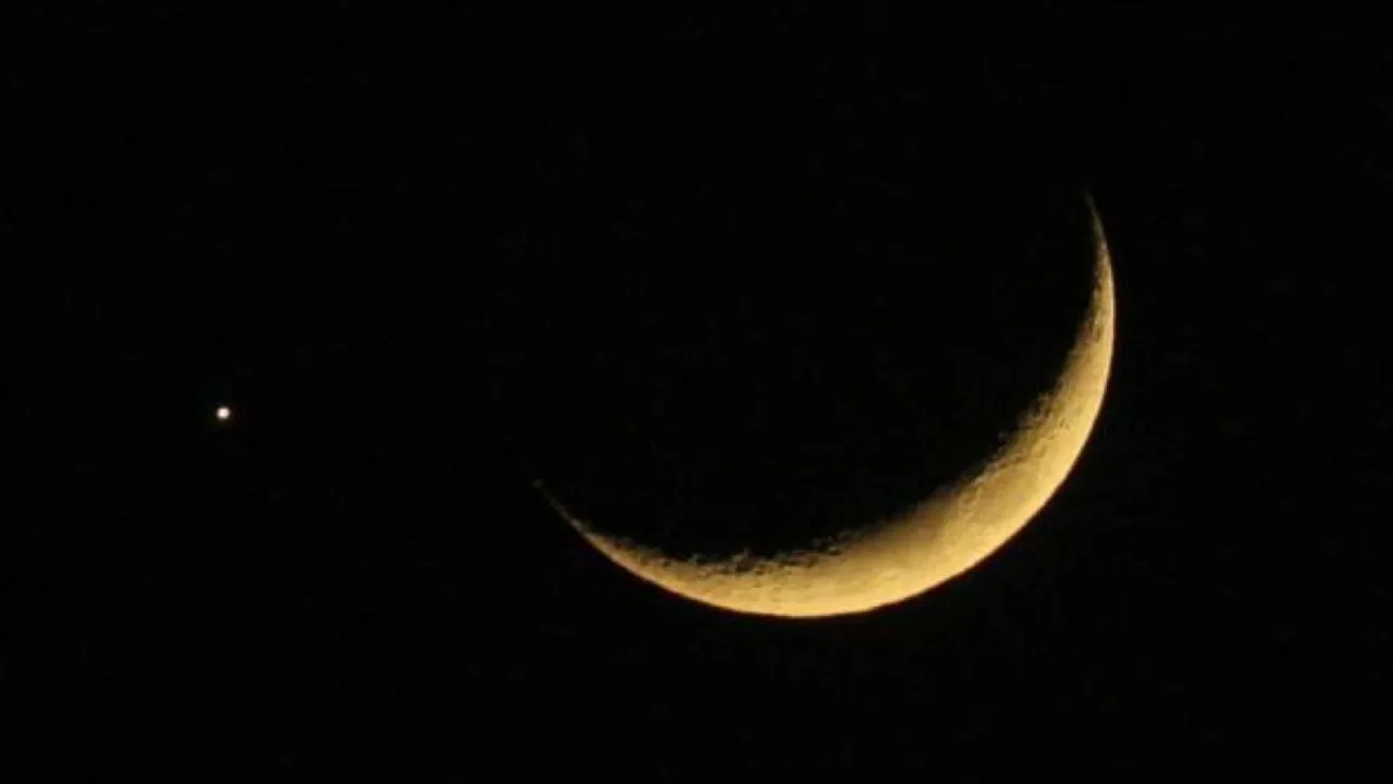  Crescent Moon  Photograph:(X) 