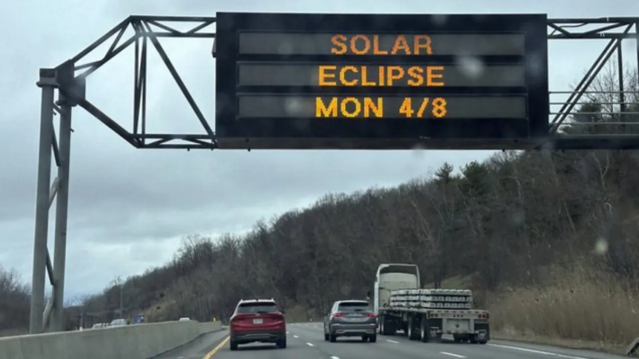  Image of Florida highway and solar eclipse annoucement flashing on the billboard. Photograph:(Others) 