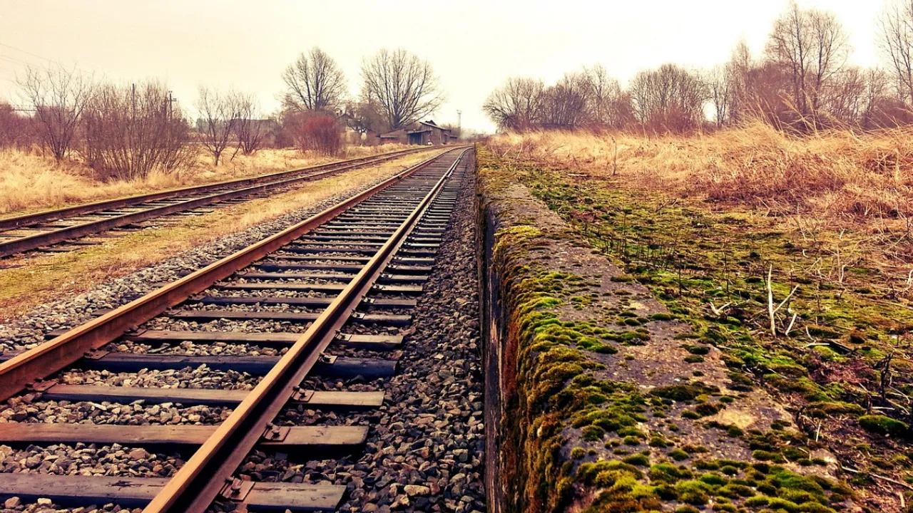  Railway track  Photograph:(Others) 