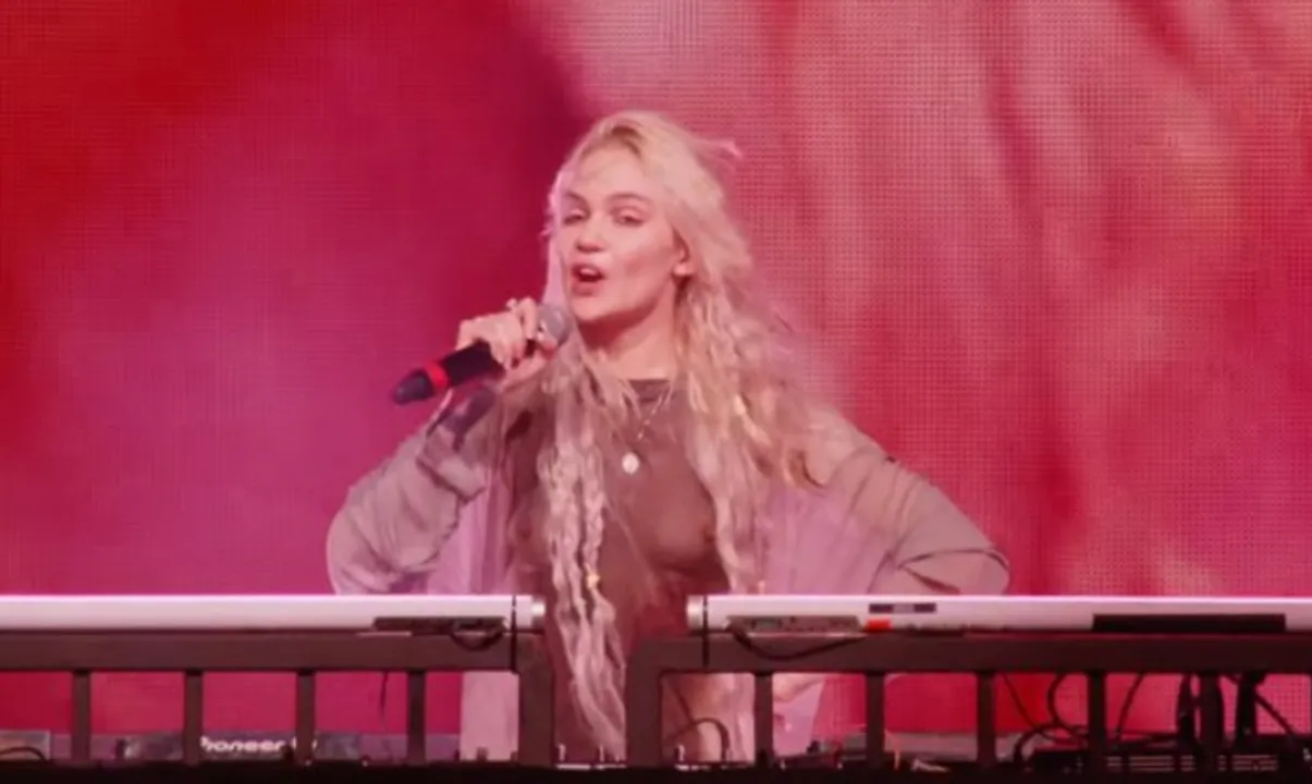  Grimes during Coachella 2024 set Photograph:(X) 