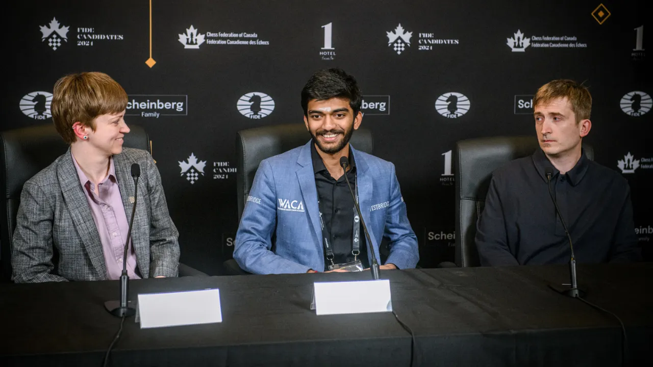  India's Gukesh D (middle, Source: @FIDE_chess) Photograph:(X) 