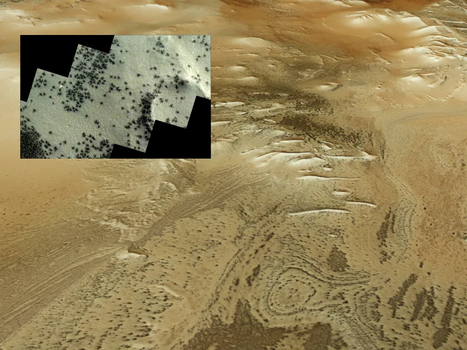  Spider phenomenon on Mars Photograph:(X) 