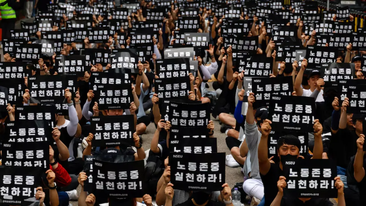  National Samsung Electronics Union (NSEU) members hold banners that read "Respect labour" Photograph:(Reuters) 